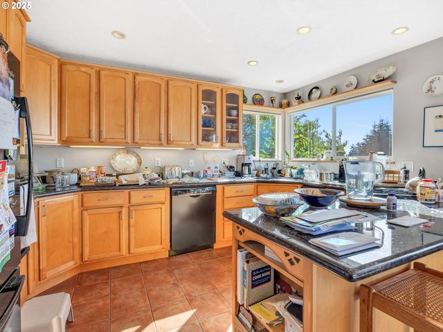 325 W NIAGARA Ave, Astoria, OR 97103