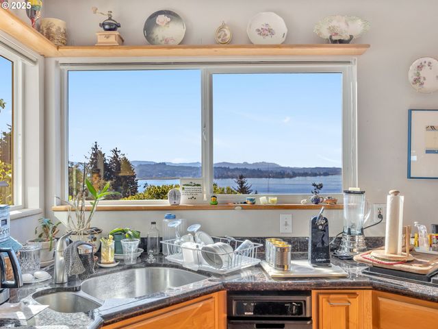 325 W NIAGARA Ave, Astoria, OR 97103