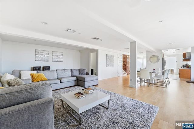 27 Suffolk Lane, Tenafly, NJ 07670