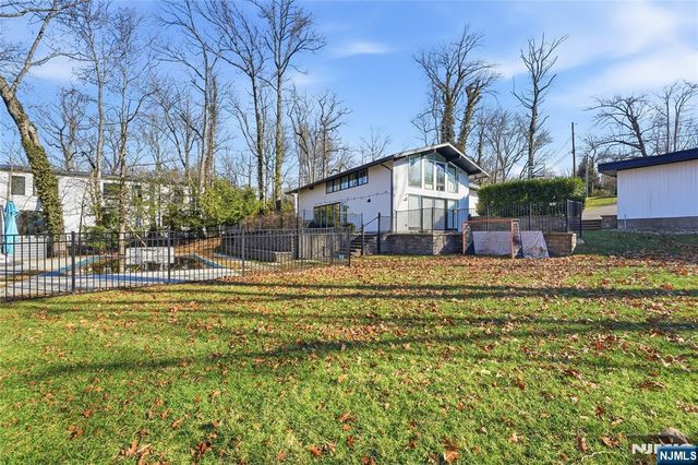 27 Suffolk Lane, Tenafly, NJ 07670