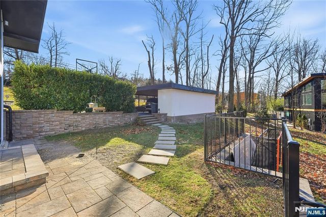 27 Suffolk Lane, Tenafly, NJ 07670