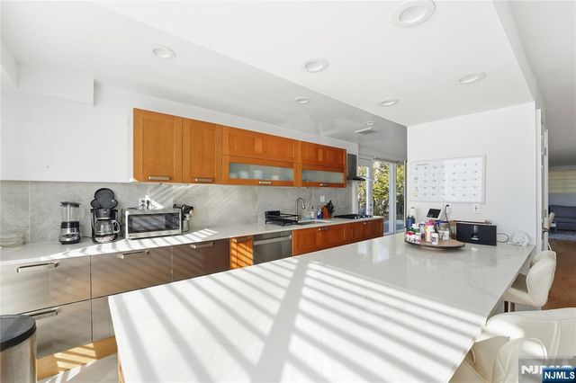 27 Suffolk Lane, Tenafly, NJ 07670