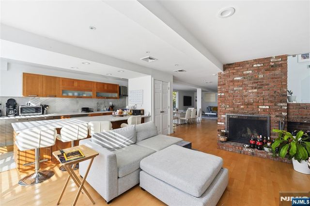 27 Suffolk Lane, Tenafly, NJ 07670