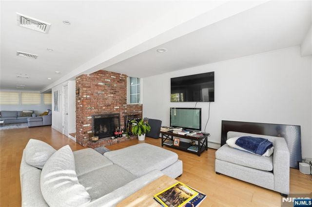 27 Suffolk Lane, Tenafly, NJ 07670