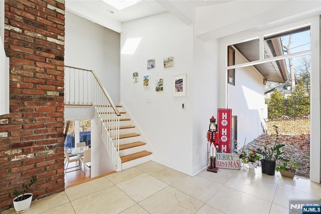 27 Suffolk Lane, Tenafly, NJ 07670