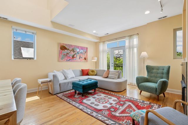945 N Honore Street 3, Chicago, IL 60622