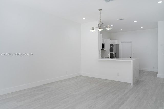 2098 Madeira Dr, Weston, FL 33327