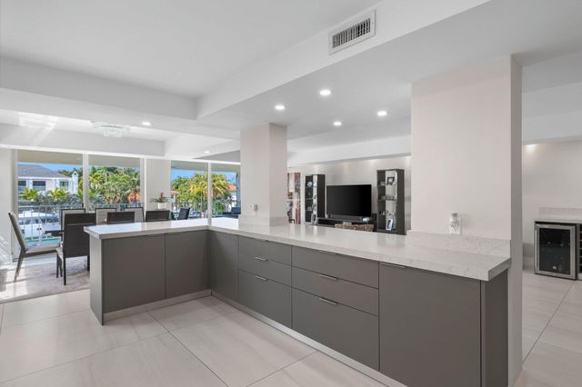 10180 W Bay Harbor Drive 2a, Bay Harbor Islands, FL 33154