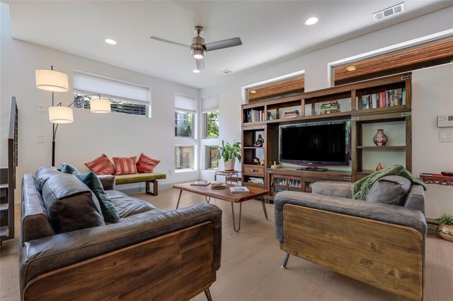 2201 E 9th ST, Austin, TX 78702