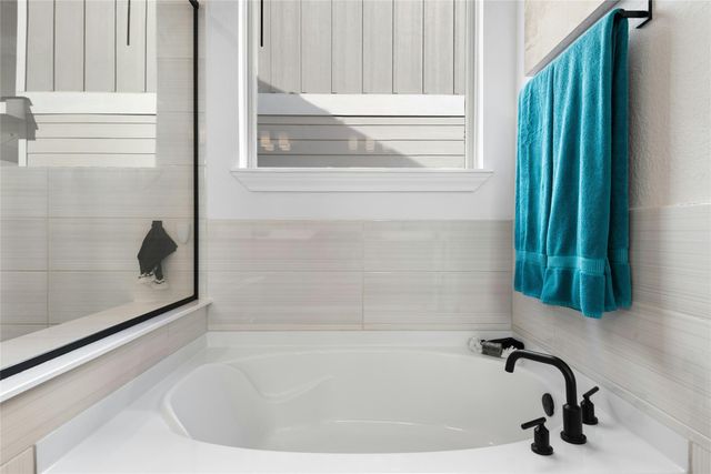 136 Banyon DR, Liberty Hill, TX 78642