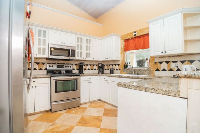 1330 32nd Avenue SW, Vero Beach, FL 32968