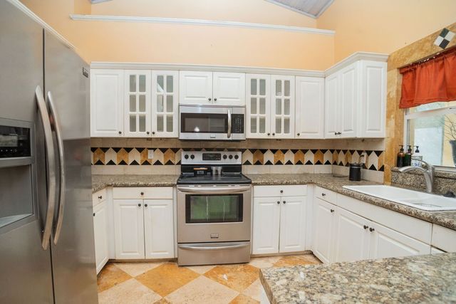 1330 32nd Avenue SW, Vero Beach, FL 32968