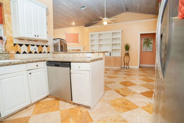 1330 32nd Avenue SW, Vero Beach, FL 32968