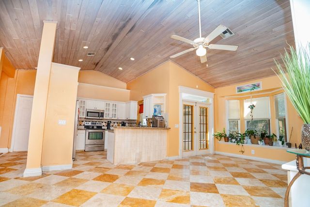 1330 32nd Avenue SW, Vero Beach, FL 32968