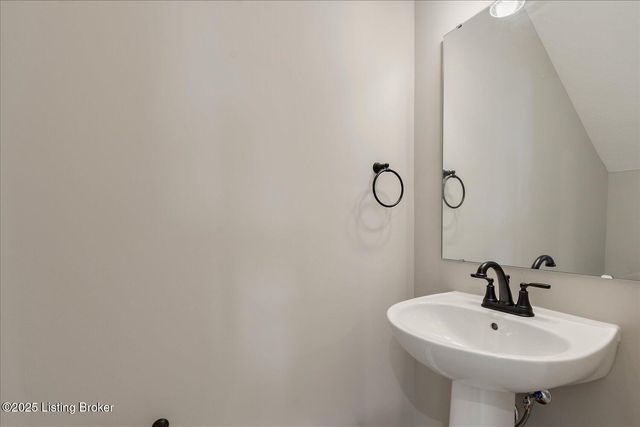 194 Harvest Point Way 202B, Mt Washington, KY 40047