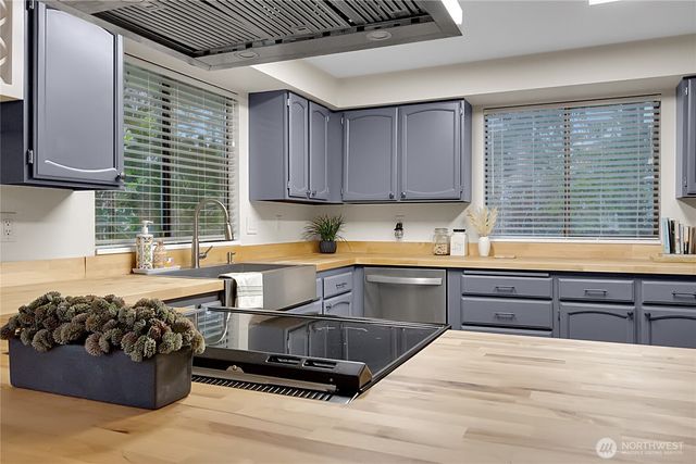 160 E Lakeland Way, Allyn, WA 98524