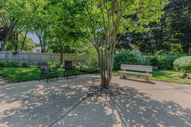 831 Garfield Avenue C, Libertyville, IL 60048