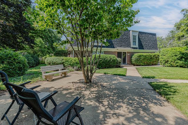 831 Garfield Avenue C, Libertyville, IL 60048
