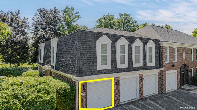 831 Garfield Avenue C, Libertyville, IL 60048