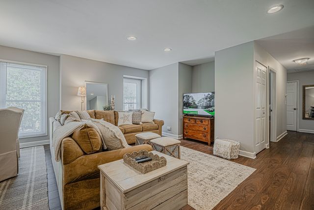 831 Garfield Avenue C, Libertyville, IL 60048