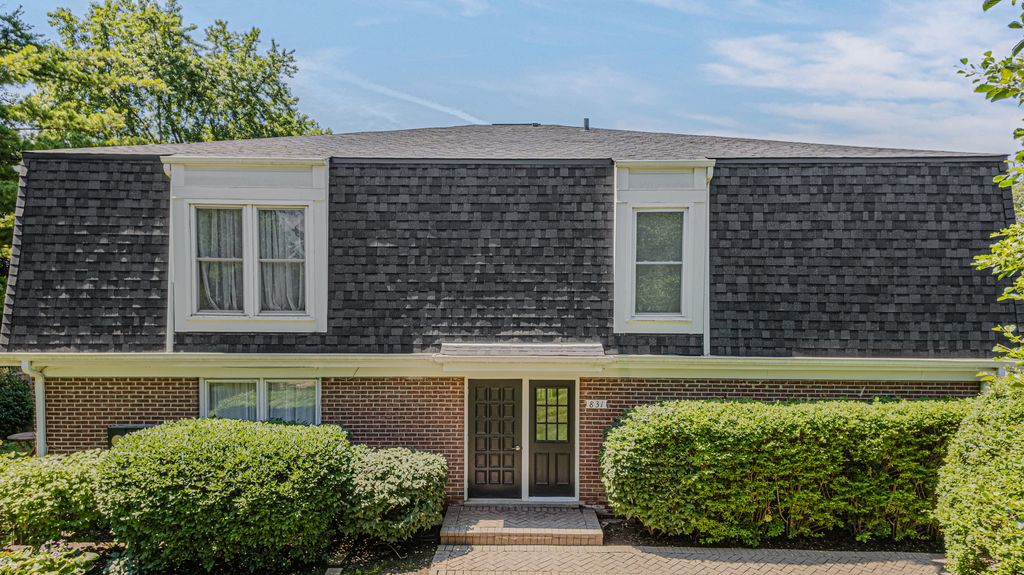 831 Garfield Avenue C, Libertyville, IL 60048
