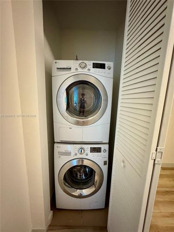 300 S Biscayne Blvd L-1210, Miami, FL 33131