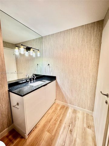 300 S Biscayne Blvd L-1210, Miami, FL 33131