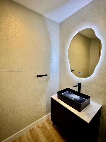 300 S Biscayne Blvd L-1210, Miami, FL 33131