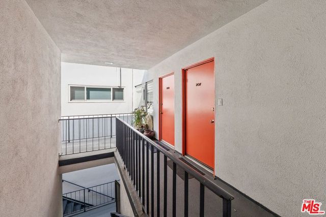 1328 Havenhurst Drive 207, West Hollywood, CA 90046