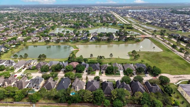 1575 Garden Lakes Drive, Friendswood, TX 77546