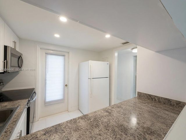 1201 Hillcrest Ct 205, Hollywood, FL 33021