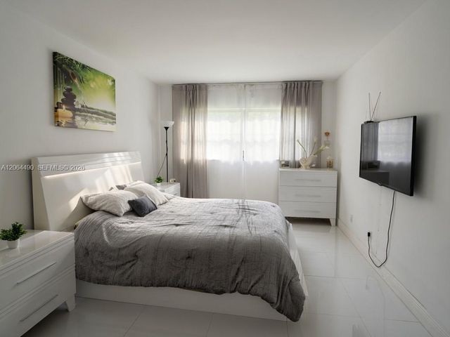 1201 Hillcrest Ct 205, Hollywood, FL 33021