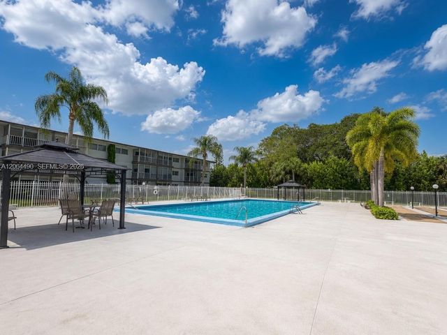 1201 Hillcrest Ct 205, Hollywood, FL 33021