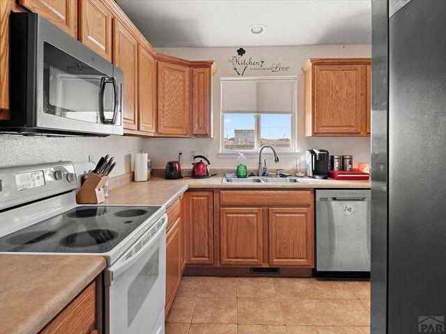 1479 N Moonbeam Dr, Pueblo, CO 81007