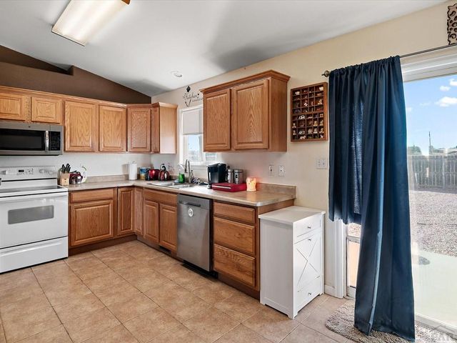 1479 N Moonbeam Dr, Pueblo, CO 81007