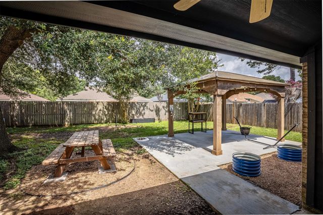 307 Enfield Drive, Highlands, TX 77562