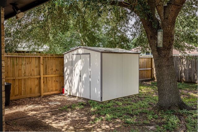 307 Enfield Drive, Highlands, TX 77562