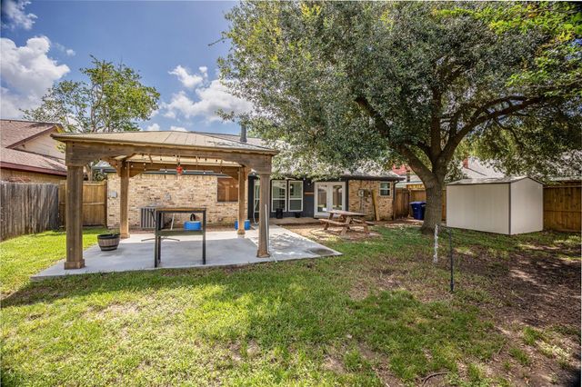 307 Enfield Drive, Highlands, TX 77562