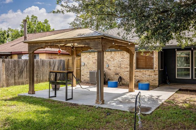 307 Enfield Drive, Highlands, TX 77562