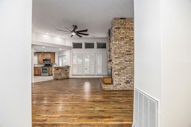 307 Enfield Drive, Highlands, TX 77562