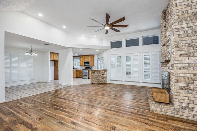 307 Enfield Drive, Highlands, TX 77562