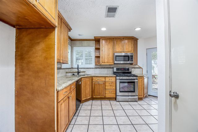 307 Enfield Drive, Highlands, TX 77562