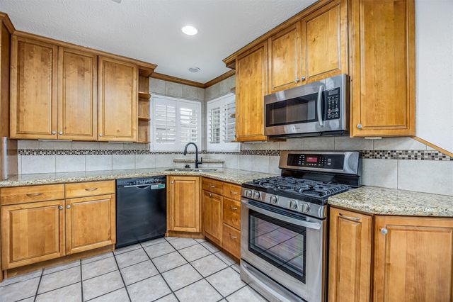 307 Enfield Drive, Highlands, TX 77562