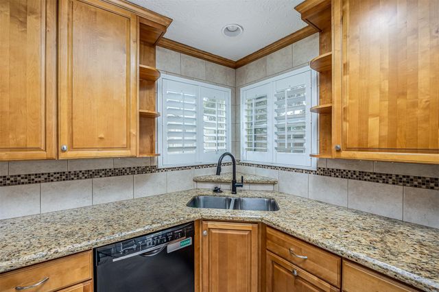 307 Enfield Drive, Highlands, TX 77562