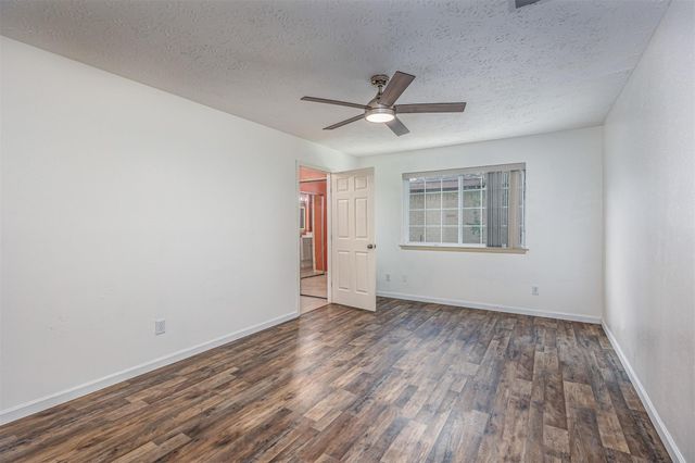 307 Enfield Drive, Highlands, TX 77562