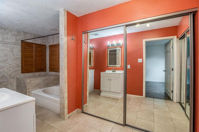 307 Enfield Drive, Highlands, TX 77562