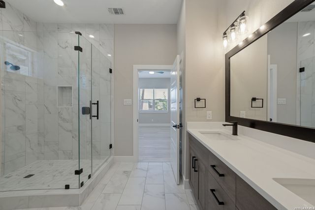 1618 W Lawndale Dr Unit 14, San Antonio, TX 78209