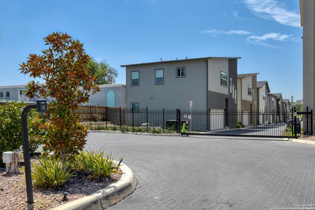 1618 W Lawndale Dr Unit 14, San Antonio, TX 78209
