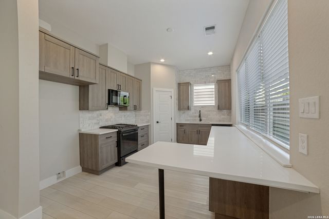 1618 W Lawndale Dr Unit 14, San Antonio, TX 78209