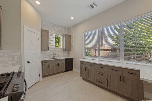 1618 W Lawndale Dr Unit 14, San Antonio, TX 78209